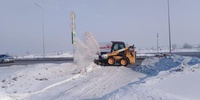 Коммунальщики продолжают очищать город от снега и мусора