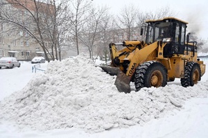 Работа по очистке города от снега продолжается