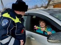 Беловская госавтоинспекция поздравила автоледи с Международным женским днём в рамках акции «Цветы для автоледи»