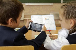 В России начал действовать запрет на использование мобильных телефонов для обучения