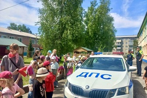 Сотрудники Беловской Госавтоинспекции рассказали детям, которые проводят каникулы в летнем лагере филиала Дворца Творчества детей и молодежи в посёлке Бачатский, о безопасном поведения на дорогах.
