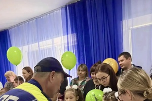 В Белове полицейские и ветераны МВД поздравили школьников с началом учебного года