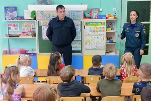 Беловские полицейские совместно с МЧС провели профилактику для воспитанников детского сада