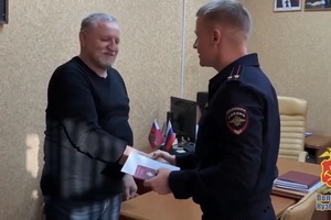 В Кузбассе полицейские вручили гражданину Германии разрешение на временное проживание
