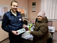 Цветы вместо штрафов: в Белове автоинспекторы поздравили женщин с 8 Марта