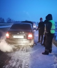 В  Белове Кемеровской области сотрудники ГИБДД помогли водителю, оказавшемуся на трассе в машине со спущенным колесом