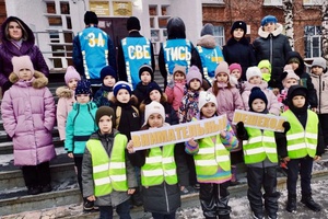 В городе Белово педагоги, полицейские и Юные инспекторы движения провели для первоклассников пешеходную экскурсию