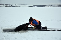 Беловские спасатели вытащили человека из-подо льда