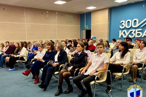 В Кузбассе в честь Дня народного единства полицейские торжественно вручили подросткам первые паспорта