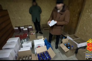 В Белове сотрудники полиции пресекли деятельность подпольного цеха по производству алкоголя