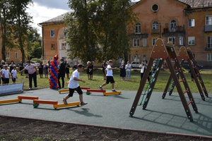 В подарок новая школа и спортивная площадка