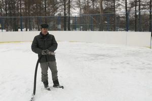 В Белове заливают катки и готовят лыжные трассы