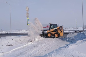Коммунальщики продолжают очищать город от снега и мусора