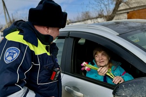 Беловская госавтоинспекция поздравила автоледи с Международным женским днём в рамках акции «Цветы для автоледи»