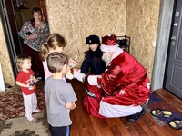 Беловские полицейские поздравили с предстоящими новогодними праздниками многодетные семьи