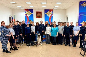 В Белове полицейские провели для студентов экскурсию по отделу полиции