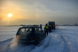 В Белове сотрудники Госавтоинспекции совместно с сотрудниками РЖД помогли водителям, чьи автомобили в морозы забуксовали в снегу на проселочной дороге