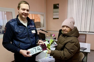 Цветы вместо штрафов: в Белове автоинспекторы поздравили женщин с 8 Марта