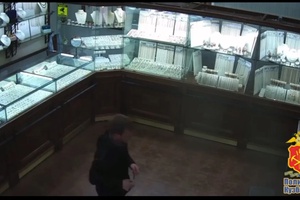 В Белове возбуждено уголовное дело в отношении злоумышленника, который пытался ограбить ювелирный магазин