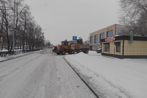 В Белове вывозят снег с общественных пространств