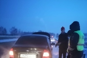В  Белове Кемеровской области сотрудники ГИБДД помогли водителю, оказавшемуся на трассе в машине со спущенным колесом