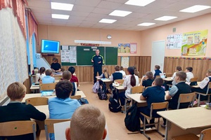 В Белове в рамках акции «Каникулы» сотрудники Беловской госавтоинспекции провели беседу в школе №24 посёлка Бачатский