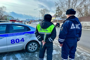 Беловские полицейские и общественники в рамках акции «Цветы для автоледи» поздравили местных жительниц с Международным женским днём