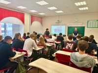 Полицейские проводят профориентационную работу со школьниками выпускных классов