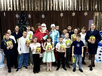 В Белове полицейские поздравили с наступающим Новым годом воспитанников подшефного детского дома «Надежда»