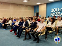 В Кузбассе в честь Дня народного единства полицейские торжественно вручили подросткам первые паспорта