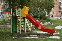 В Белове началась установка игровых и спортивных элементов на детских  площадках