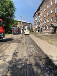В Инском приступили к ремонту дворовой территории