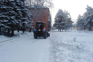 Коммунальщики против снега и мусора