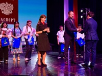 В Кемеровской области – Кузбассе полицейские торжественно вручили первые паспорта подросткам