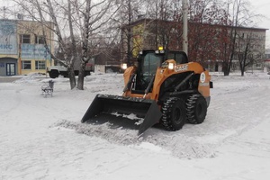 В Белове продолжается уборка мусора и снега