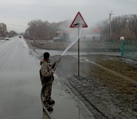 Коммунальщики приступили к мойке автодорог и дорожных знаков