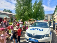 Сотрудники Беловской Госавтоинспекции рассказали детям, которые проводят каникулы в летнем лагере филиала Дворца Творчества детей и молодежи в посёлке Бачатский, о безопасном поведения на дорогах.