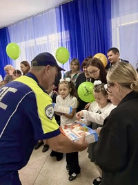 В Белове полицейские и ветераны МВД поздравили школьников с началом учебного года