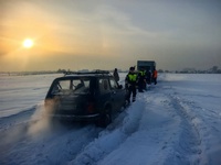 В Белове сотрудники Госавтоинспекции совместно с сотрудниками РЖД помогли водителям, чьи автомобили в морозы забуксовали в снегу на проселочной дороге