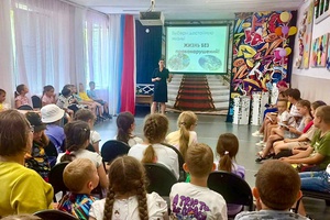 В Белове полицейские продолжают проводить профилактические беседы в пришкольных лагерях