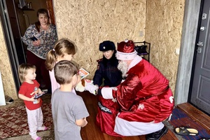 Беловские полицейские поздравили с предстоящими новогодними праздниками многодетные семьи