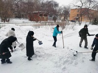 уборку прилегающих и закрепленных за учреждениями территорий,