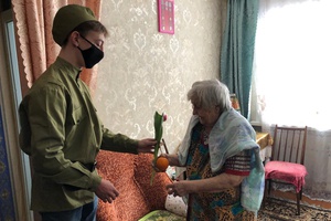 Красноармейцы дарят тюльпаны!