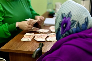 В Белове полицейские задержали таксиста, забравшего себе 500 000 рублей, похищенные аферистами у пенсионерки