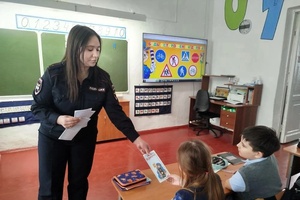 В преддверии школьных каникул сотрудники Беловской Госавтоинспекции провели профилактическую беседу о безопасности на дороге с учащимися школы №4