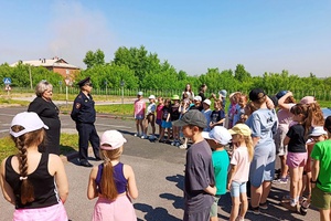 Педагоги школы № 12 и сотрудники Беловской Госавтоинспекции провели акцию "Безопасное лето" в пришкольном лагере