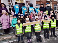 В городе Белово педагоги, полицейские и Юные инспекторы движения провели для первоклассников пешеходную экскурсию
