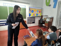 В преддверии школьных каникул сотрудники Беловской Госавтоинспекции провели профилактическую беседу о безопасности на дороге с учащимися школы №4