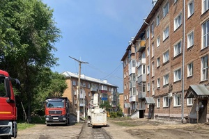 В Инском приступили к ремонту дворовой территории
