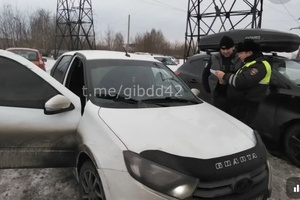 В Белове сотрудники ДПС привлекли к административной ответственности водителя, который приехал в Госавтоинспекцию на тонированном автомобиле